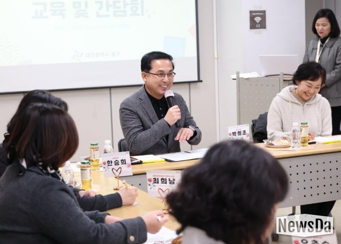 작은도서관 파견 근로자·운영자 교육 및 간담회 진행 모습