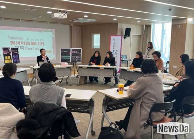 이현재 하남시장이 30일 개최된 평생학습매니저와의 차담회에서 격려의 말을 전하고 있다.