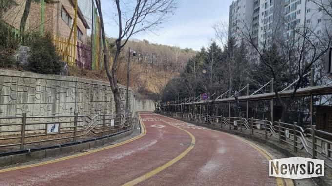 용인특례시 수지구 성복초·중학교 진입도로에 자동염수분사장치 설치가 완료돼 2월부터 가동을 시작했다