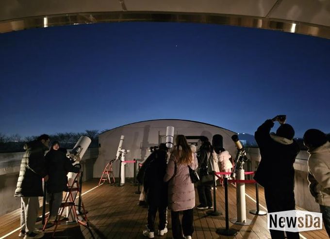 시민들이 부천천문과학관에서 천체관측을 하고 있다.
