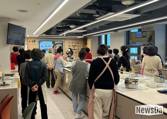 지난 2일 철산건강생활지원센터 5층 영양교육실에서 '내 손 뚝딱 건강밥상'을 진행하고 있다.