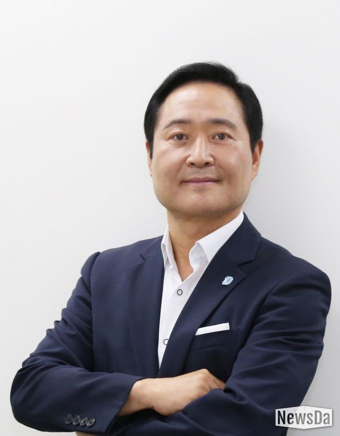 『시간을 깬, 28인의 AI 미래 통찰』을 출간한 강요식 저자