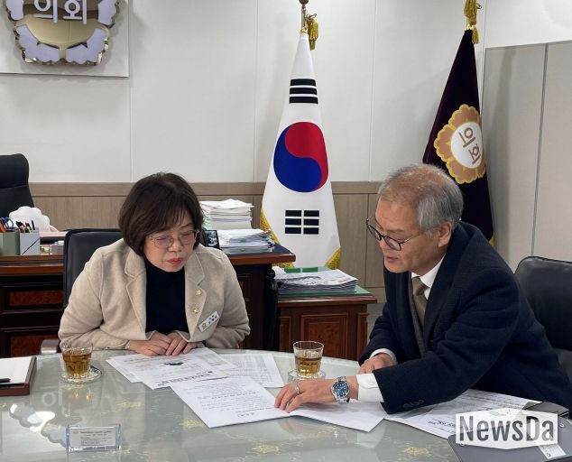 박용주 경기북부보훈지청장(오른쪽)과 오혜자 양평군의회의장이 지역사회 보훈현안 및 보훈가족 지원 방안에 대해 의견을 나누고 있다.