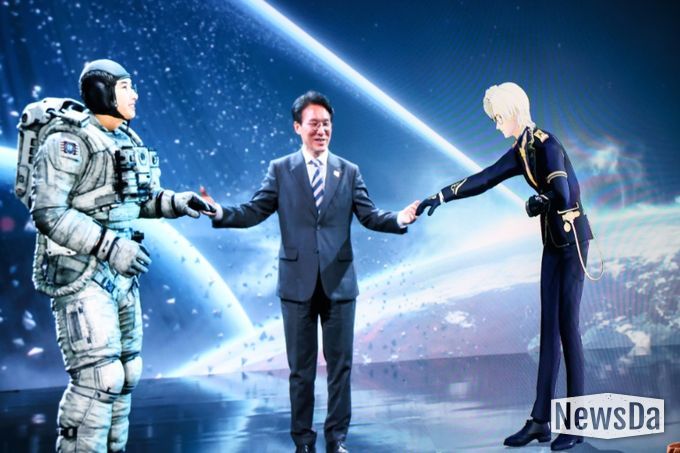 김민석 국무총리가 4일 문화콘텐츠 현장 방문의 일환으로 경기도 성남시 분당구 네이버 1784를 방문, 시설을 둘러보고 현장 간담회를 주재하고 있다.