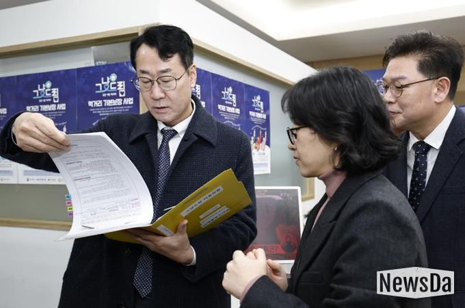 정명근 화성특례시장이 그냥드림 방문자 서류를 점검하고 있다.