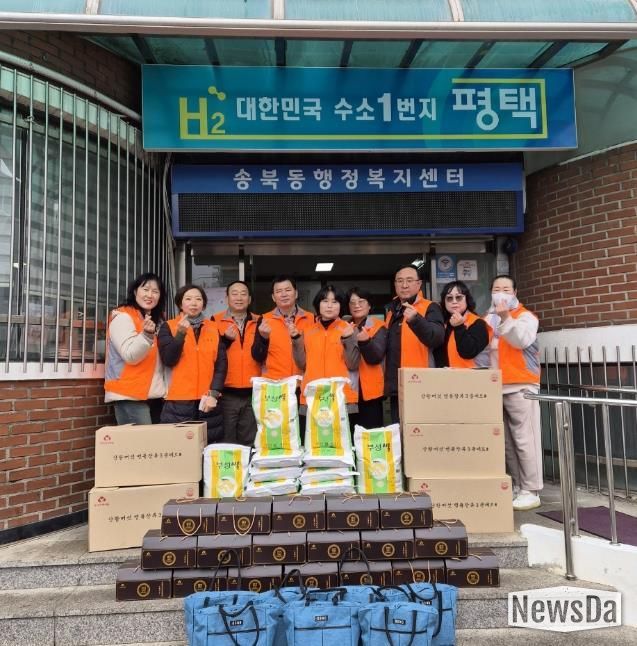 평택시 송북동 지역사회보장협의체, 설 명절 맞아 '사랑의 선물꾸러미' 전달