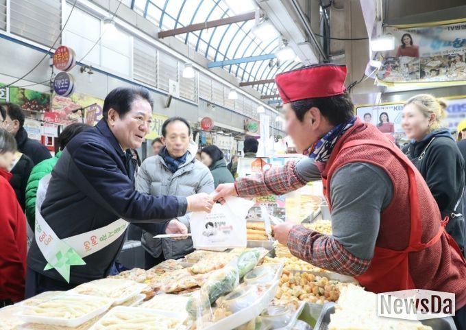 최대호 안양시장과 관계 공무원들이 11일 오후 중앙시장을 방문했다