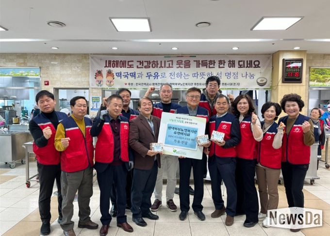 설 명절 맞아 어르신들게 떡국떡·두유와 따뜻한 새해 인사 전해