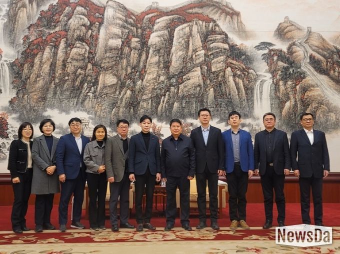 지난 9일부터 11일까지 3일간 중국 톈진시 빈하이신구에 방문해 관광교류 확대 및 교류협력 MOU 체결을 위한 사전 협의를 진행한 포항시 대표단이 기념촬영을 하고 있다.