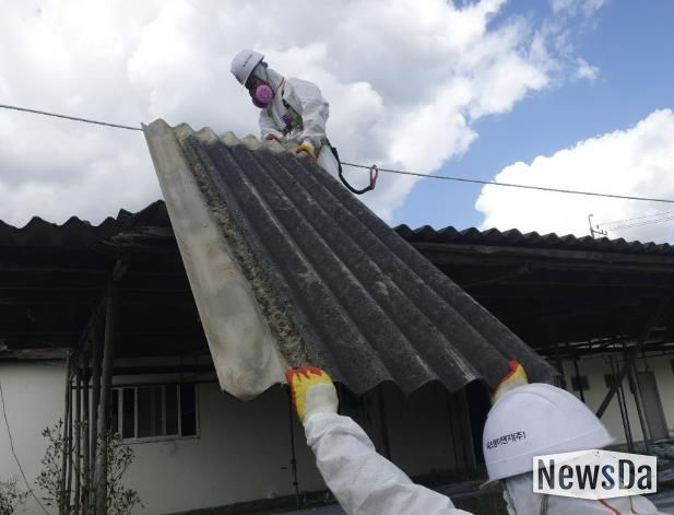 용인특례시는 노후 슬레이트 지붕 철거 비용을 지원한다