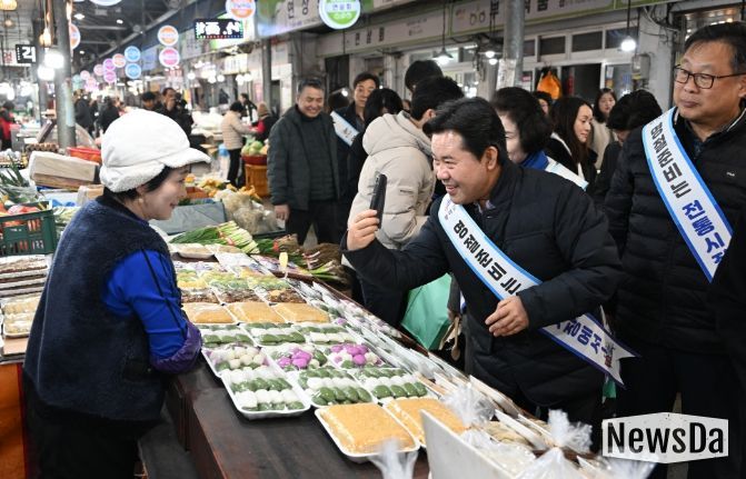 박정현 군수, 전통시장 방문