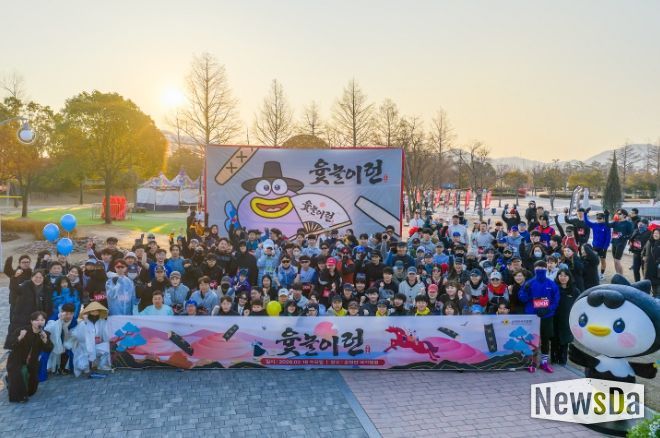 설 연휴 마지막 날인 18일 순천만국가정원에서 열린 ‘윷놀이런’ 행사 참가자들이 기념촬영을 하고 있다