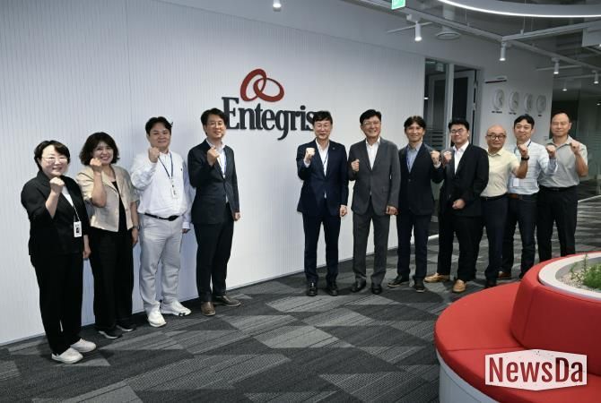 이민근 안산시장(사진 왼쪽 5번째) 지난해 8월 인테그리스코리아를 방문해 회사 관계자들과 기념촬영을 하고있다.