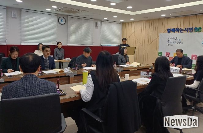 지난 19일 시청 영상회의실에서 2026년 정기 법인 세무조사 대상자 선정을 위한 지방세 심의위원회를 진행하고 있다.