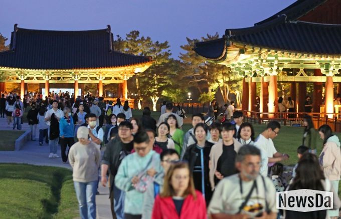 야간 조명 아래 관광객들로 붐비는 경주 동궁과 월지 일대.