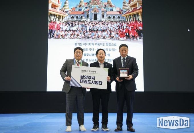 위촉패를 전달하는 주광덕 시장