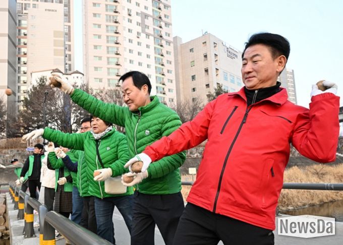 2월 21일 의정부시 새마을회(회장 조상권)가 경전철 동오역 인근에서 수질 개선을 위한 EM 흙공 던지기 활동을 실시하고 있다.