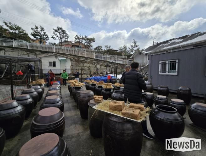 동두천시 생연1동 주민자치회, ‘정월 맞이 전통 장 담그기’ 행사 성료