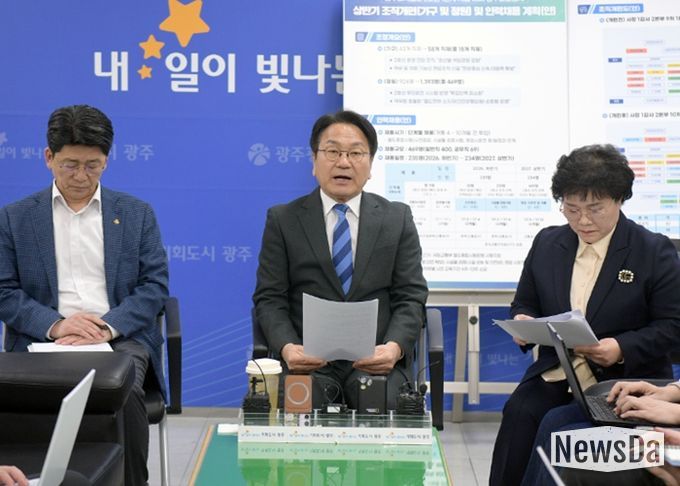 강기정 광주광역시장이 24일 시청 기자실에서 기자들을 만나 도시철도 2호선 개통에 대비한 역대 최대규모 신규 인력 채용계획을 설명하고 있다. /광주광역시 제공