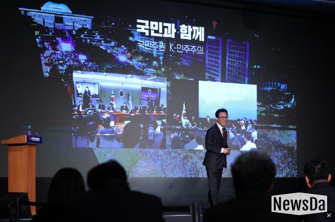 김민석 국무총리가 24일 충북 청주 엔포드호텔에서 열린 K-국정설명회에서 더불어민주당 국회의원, 광역·기초 의원, 당원들을 대상으로 특별강연을 하고 있다.