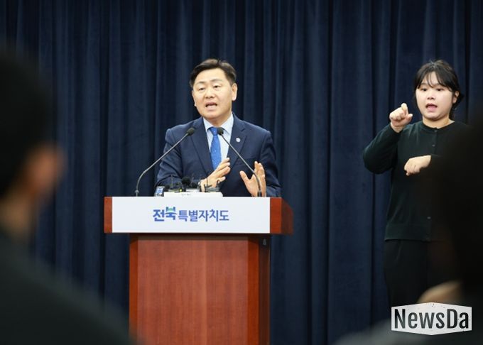 25일 전북특별자치도청 브리핑룸에서 김관영 도지사가 창업 활성화 정책 기자 브리핑을 하고 있다