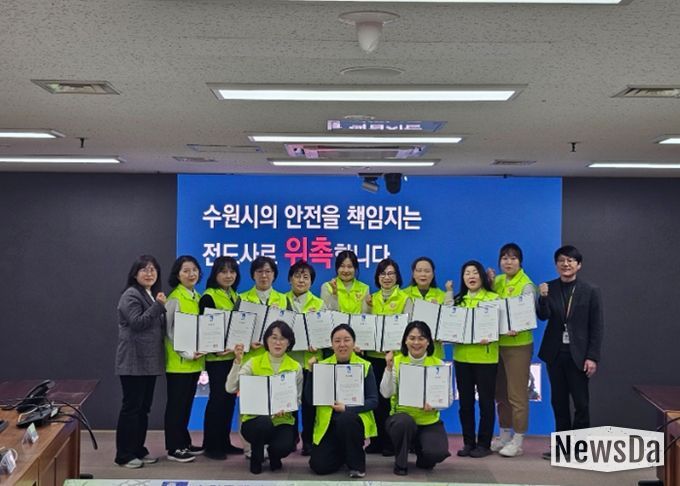 새빛안전지킴이 교육 강사 위촉식 후 기념촬영을 하고 있다.