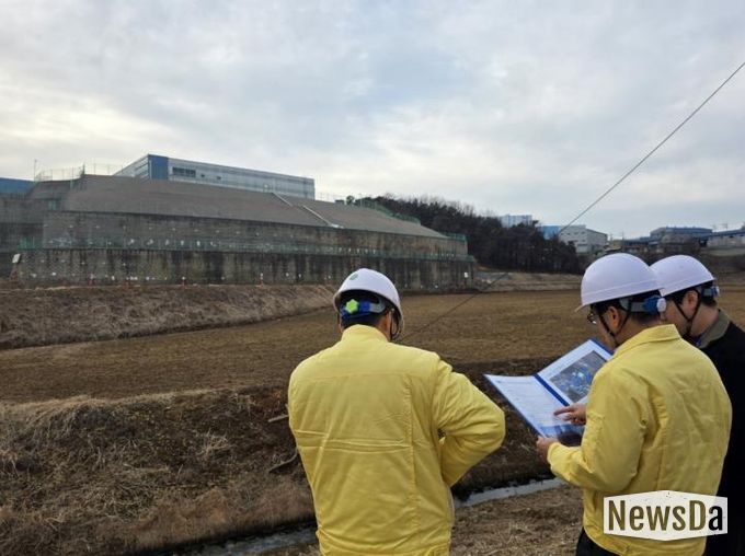 윤성진 제1부시장이 해빙기 대비 옹벽시설 안전점검을 실시하고 있다