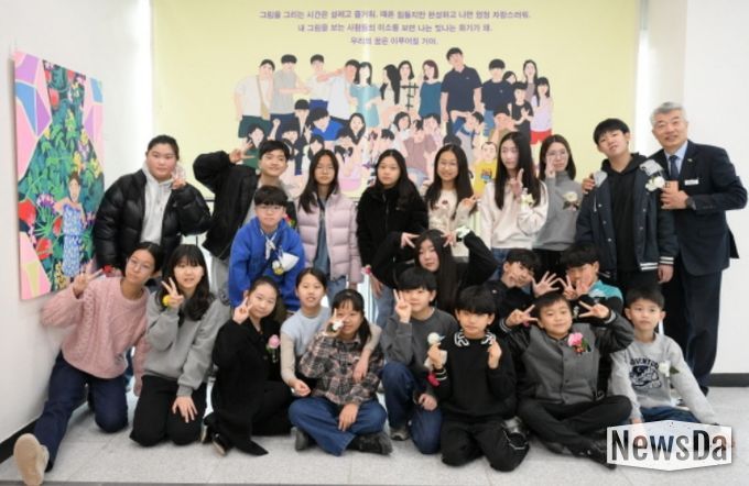 지난 25일 ‘작가와의 만남’ 행사 후 기념 촬영을 하고 있다.