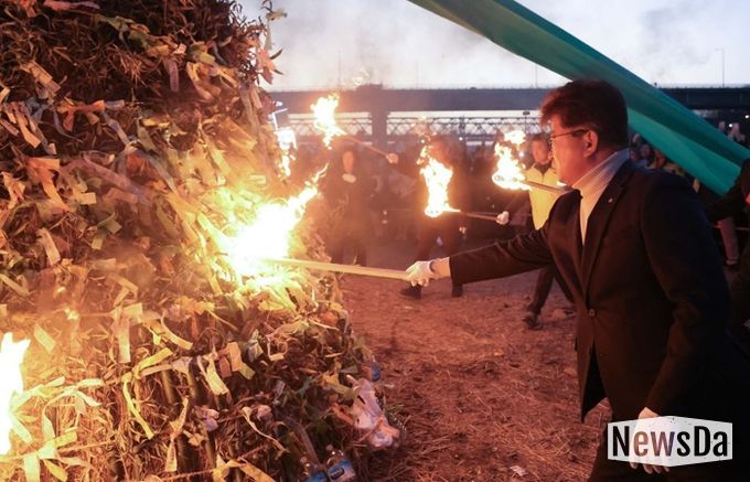 최충규 대덕구청장 및 내빈들이 정월대보름을 앞둔 28일 ‘27회 신탄진 대보름 쥐불놀이 축제’에 참석해 액운을 쫓는 달집에 불을 붙이고 있다