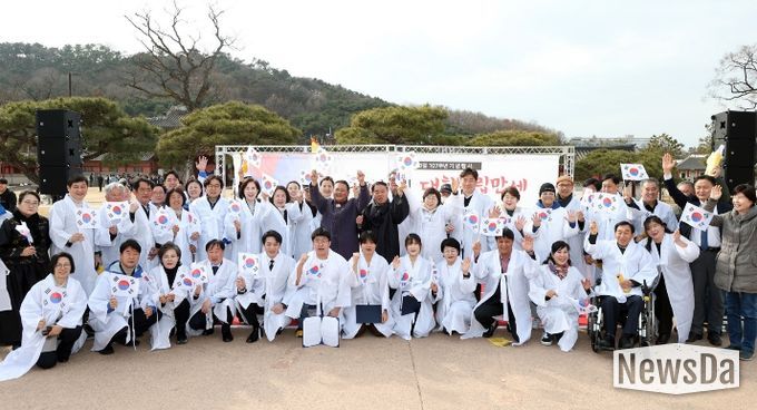 제107주년 3·1절 기념행사에서 참석자들이 기념촬영을 하고 있다.