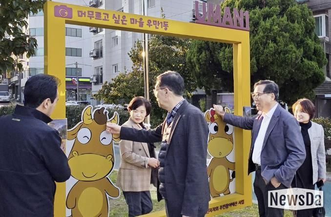 수원시 팔달구 우만1동 주민들이 우리동네 자치계획을 수립하기 위해 현장 조사를 진행하고 있다.