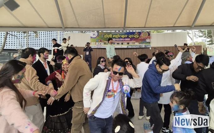 1일 외국인주민지원본부 야외무대에서 네팔 전통 명절 '홀리(Holi) 축제'가 진행중이다