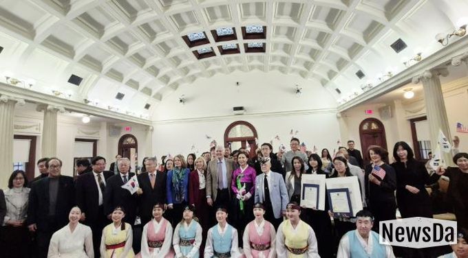 지난 2일(현지시각) 미국 뉴욕주 나소카운티 루즈벨트 행정입법부 건물에서 열린 ‘3·1운동 기념식 및 제7회 유관순상 시상식’에서 윤은미 천안시 복지정책국장과 김민선 미주한인이민사박물관장 등이 기념촬영을 하고 있다.