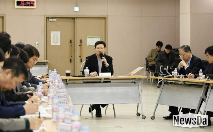 3일 수지구청에서 열린 현장 간부 공무원 회의에 참석한 이상일 시장이 발언하고 있다