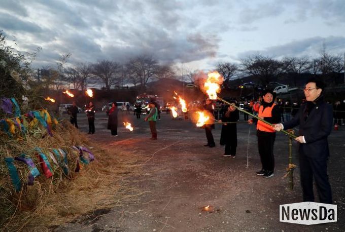 하동군 곳곳 밝힌 정월대보름 달집태우기..군민 안녕과 풍년 기원