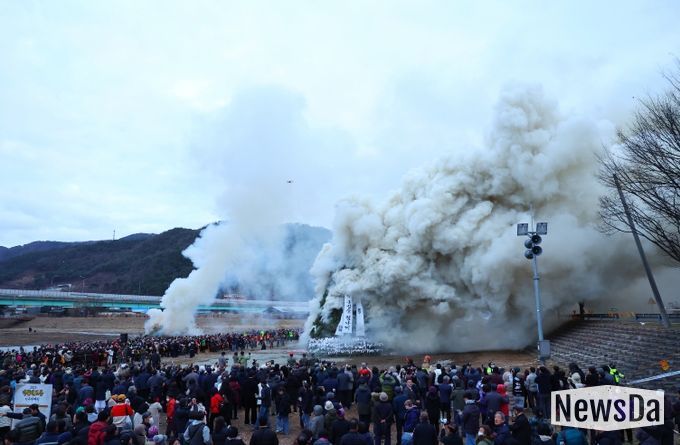 전국 최대 달집태우기, 2026 청도정월대보름행사‘성공 점화’