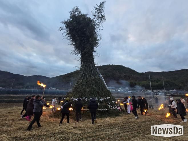 지난 3일 단장면 법흥마을 일원에서 달집태우기가 진행되고 있다.