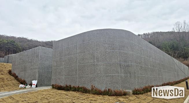 신규 설치된 화성도시공사 함백산추모공원 봉안담 사진