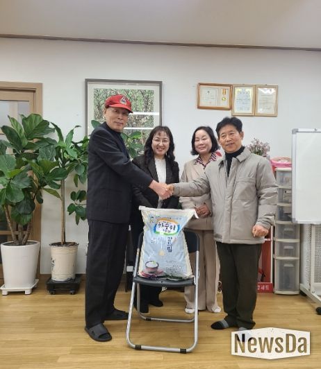 고양시 원신동 지역사회보장협의체, 경로당에 ‘사랑의 쌀’ 전달