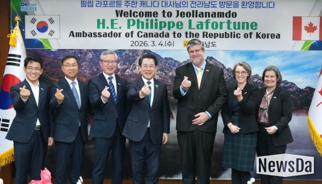 김영록 전라남도지사가 4일 도청 접견실에서 전남도청을 내방한 필립 라포르튠 주한 캐나다대사와 기념촬영을 하고 있다.