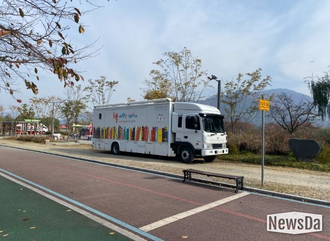 하남시 이동도서관 차량이 당정뜰에 정차중이다.
