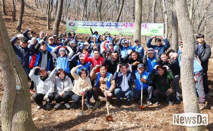 안성시 삼죽면 국사봉산악회, 국사봉 등산로 식목행사 실시