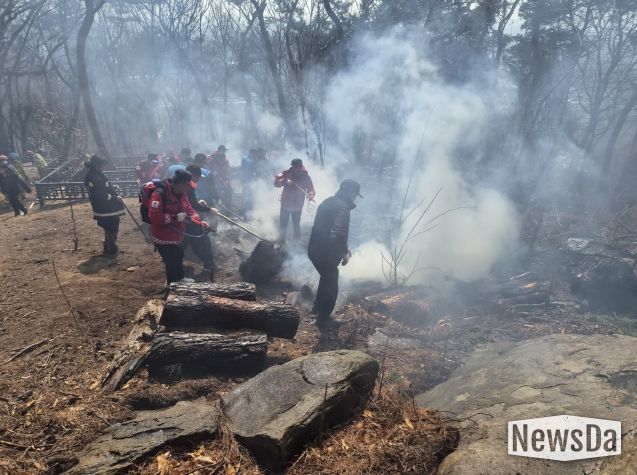 수원 팔달산 산불 진화(산림재난대응단 진화사진)