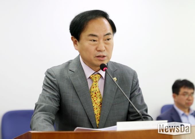 경제환경위원회 조우현 위원장 조례개정안 심사