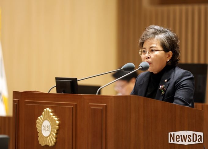 김미경 수원특례시의회 의원이 12일 제399회 임시회 2차 본회의에서 5분 자유발언을 하고 있다.