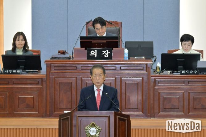 13일 서동욱 남구청장이 남구의회 제276회 임시회 제1차 본회의에서 ‘2026년 제1회 추가경정예산안’에 대한 제안설명을 하고 있다.