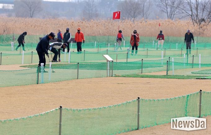광산구가 지난 12일 운남동 107-3번지 일원에 9홀 규모인 운남파크골프장 조성을 완료해 시민들이 이용하고 있는 모습.