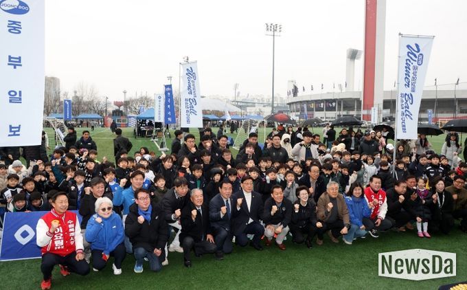 이재식 수원특례시의회 의장이 「제2회 중부일보배 전국 유소년 축구 페스티벌」에 참석해 선수들과 기념촬영을 하고 있다.