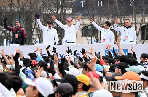 오세훈 서울시장이 15일(일) ‘2026 서울마라톤’ 참가자들을 응원하고 있다.