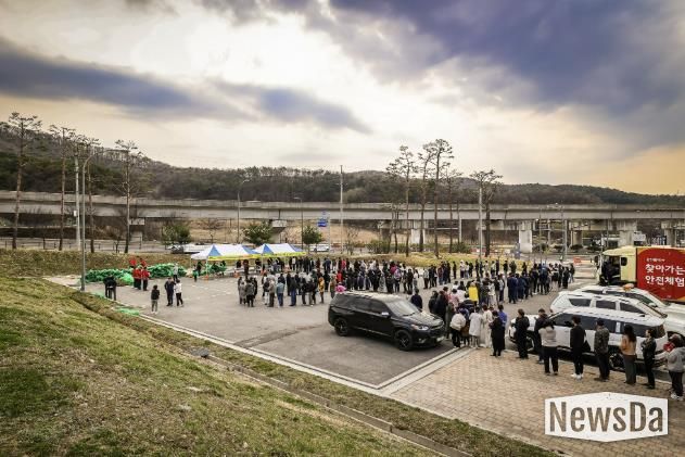 용인미르스타디움에서 열린 처인구 나무 나누어주기 행사 모습